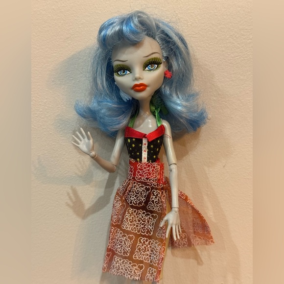 Monster High Ghoulia Yelps - Picture 2 of 3